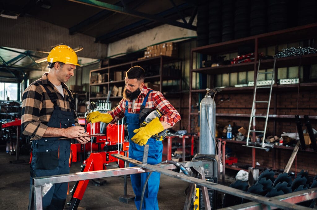 engenheiros com equipamento de segurança