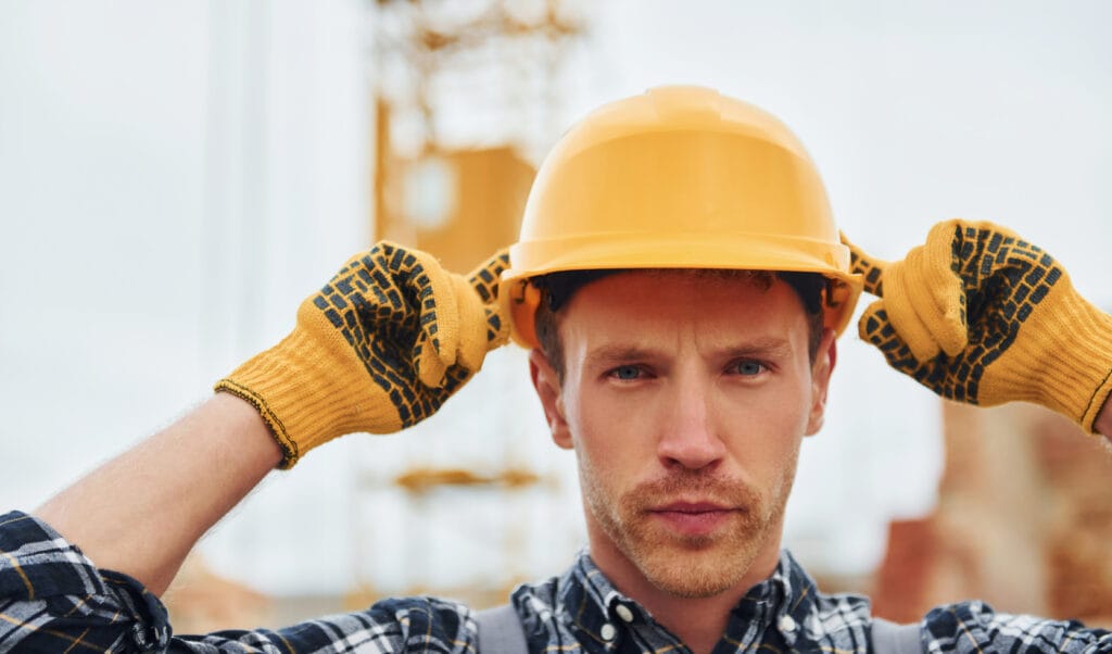 homem trabalhando com equipamento de segurança epi