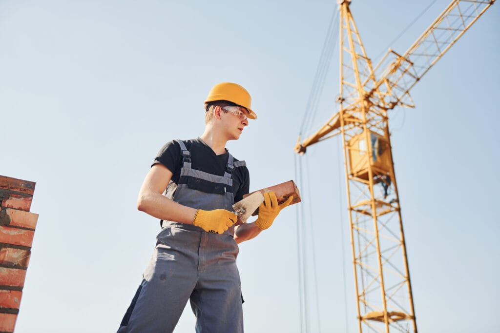 homem na construção com equipamento de segurança