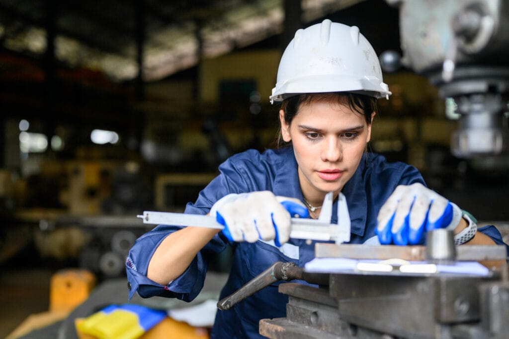 mulher segura com equipamento de segurança