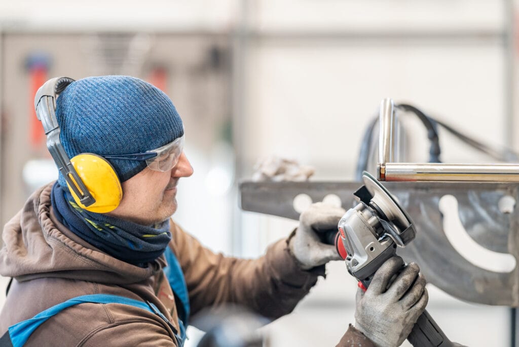 homem protegido com equipamento de segurança