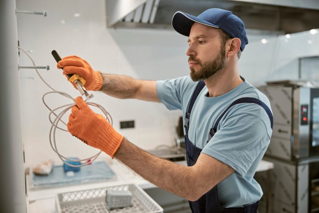 eletricista trabalhando com luvas de protecao