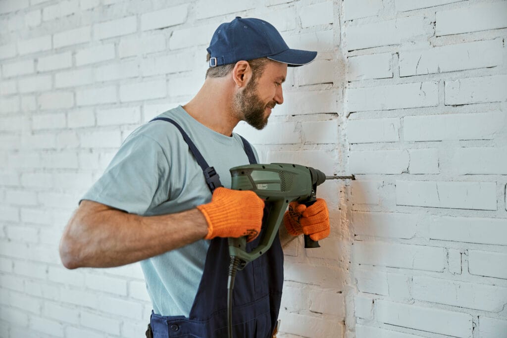 homem na construção com luva de proteção