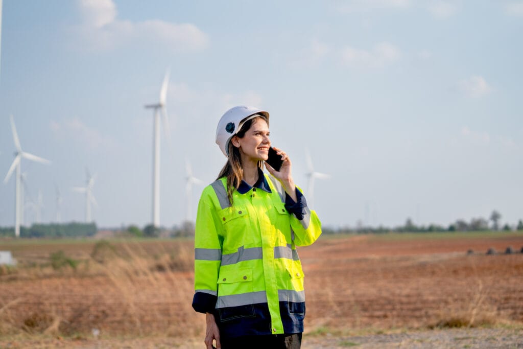 equipamento de proteção individual mulher de colete e capacete