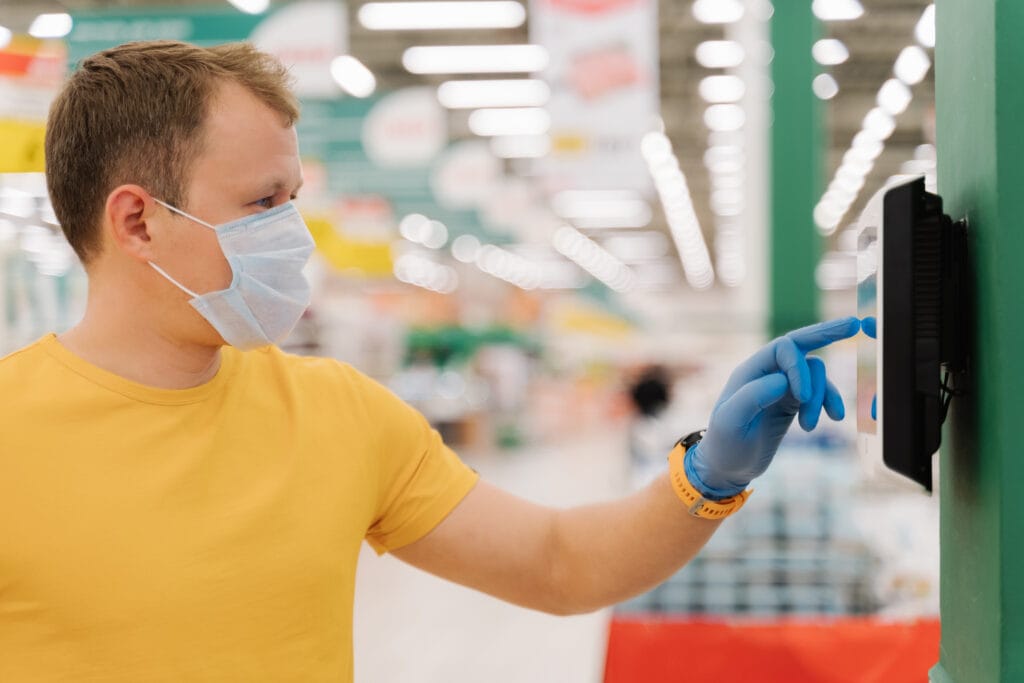 homem com epi luva e mascara