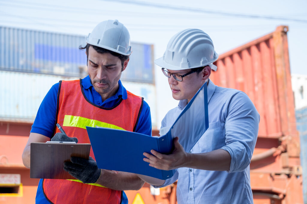 engenheiros conversando sobre PGR segurança do trabalho