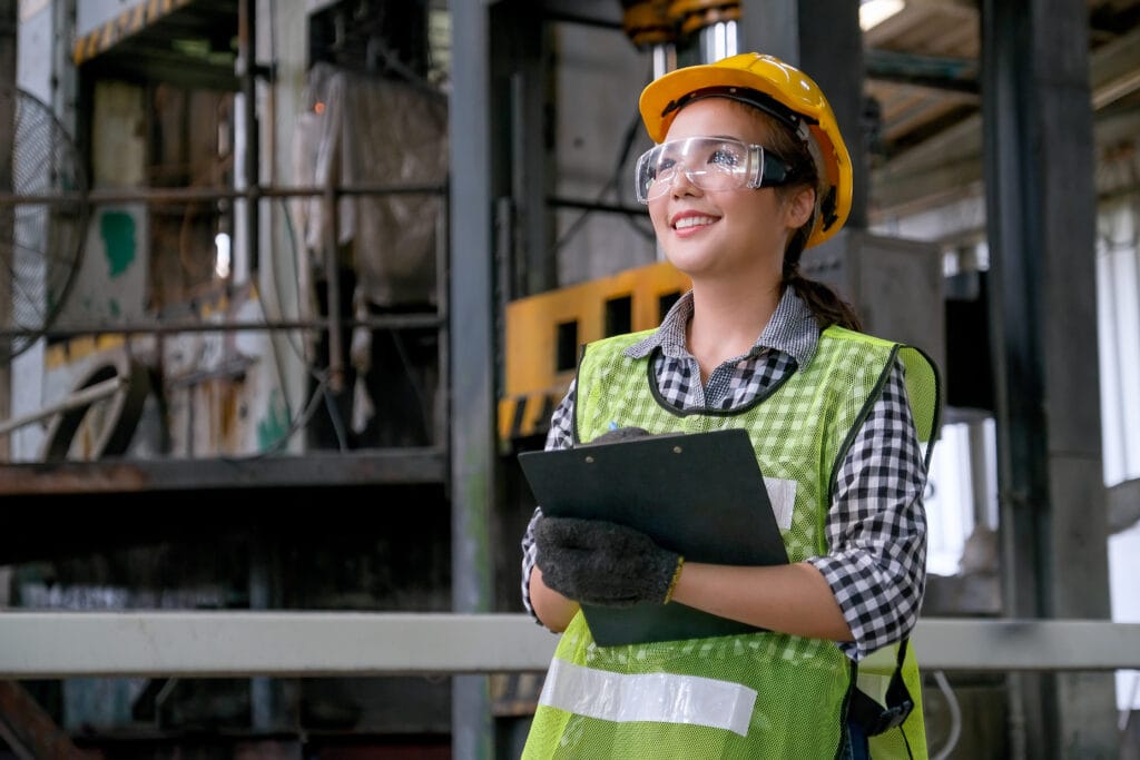 mulher analisando pgr segurança do trabalho
