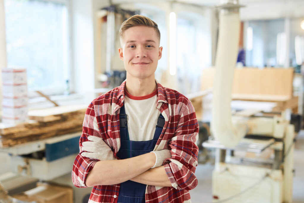 homem feliz trabalhando com luva para gerenciamento de risco