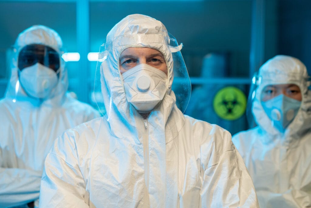 homem com macacão de segurança e epis