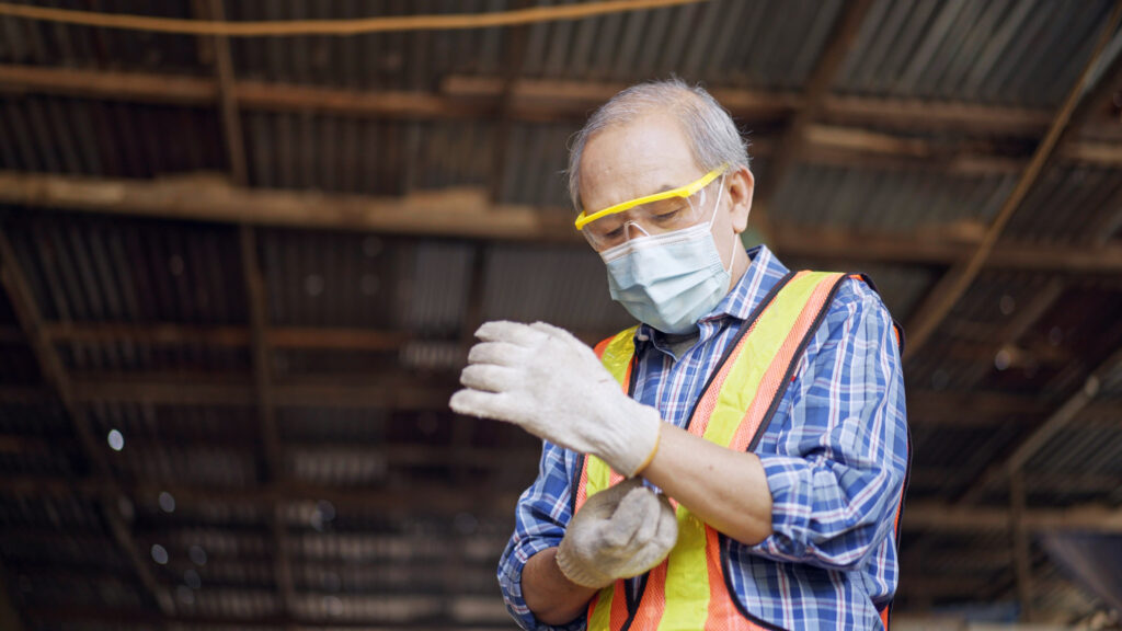 trabalhador colocando luva higienização de epi