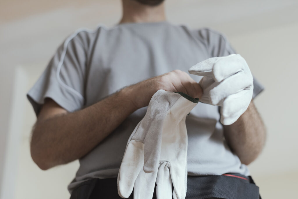 profissional colocando luvas após higienização de epi