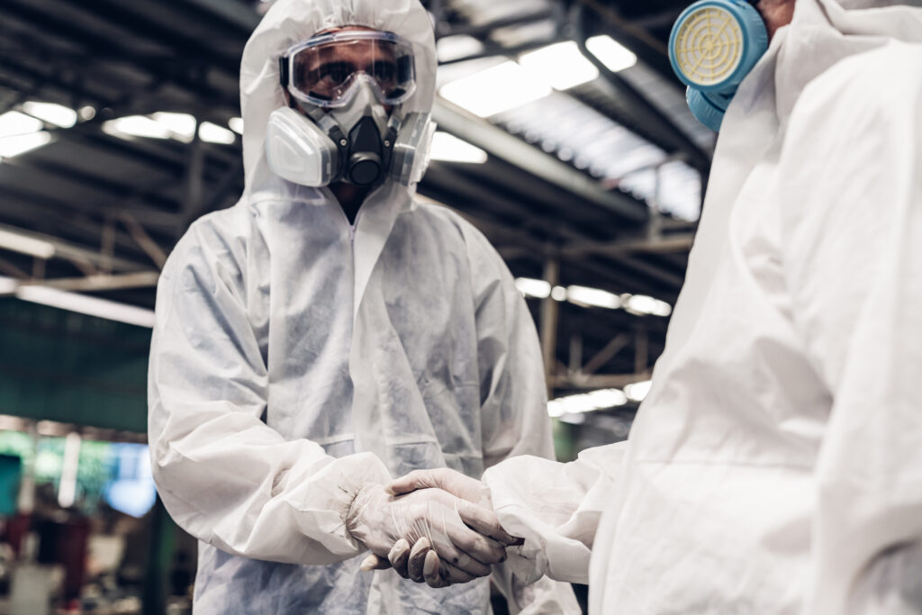 colaboradores protegidos com epi contra riscos ocupacionais no trabalho