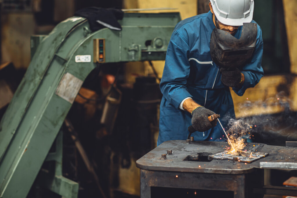 home  protegido contra riscos ocupacionais no trabalho