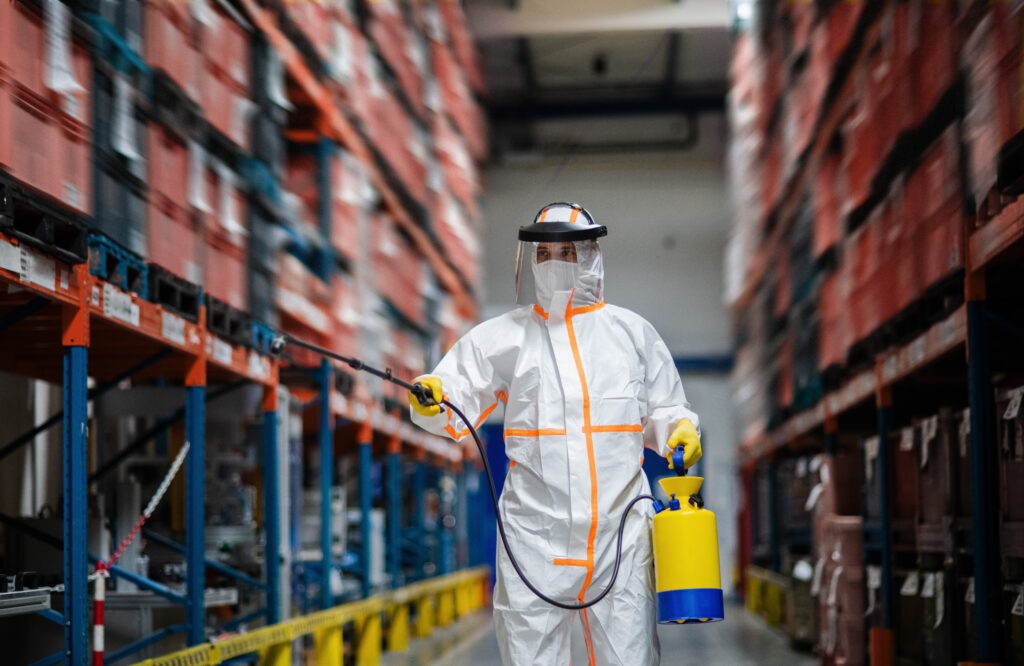 homem trabalhando de luva para prevenir riscos qu[imicos