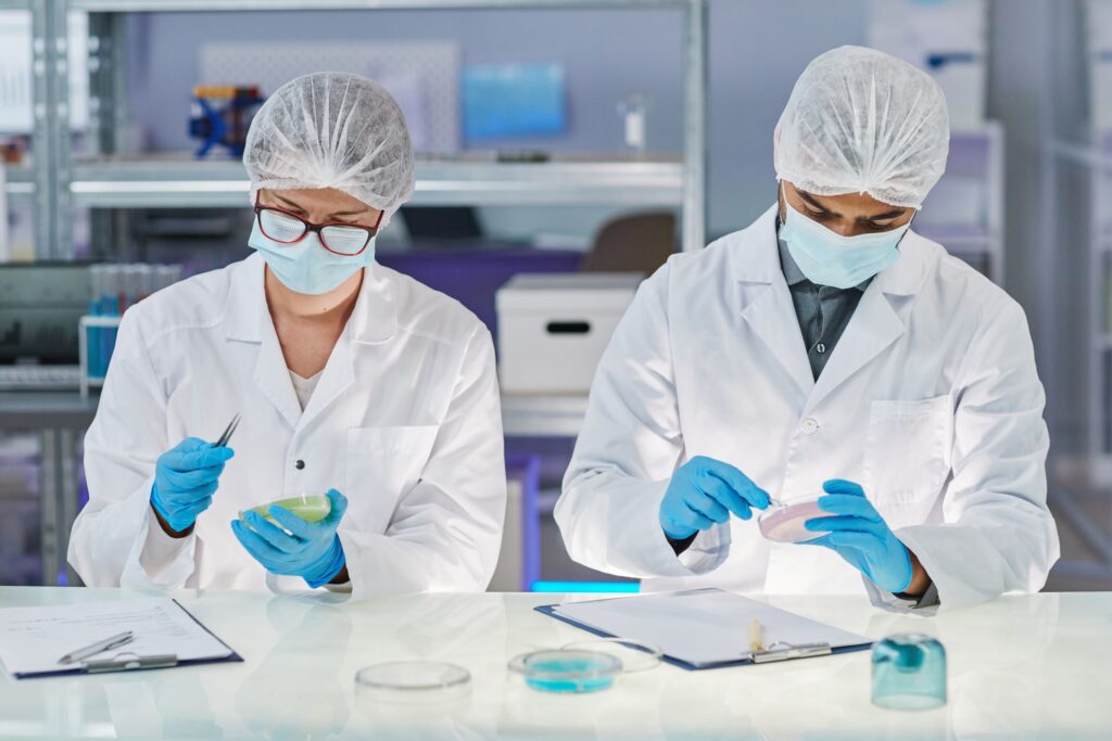 trabalhadores com luvas protegidos de riscos químicos