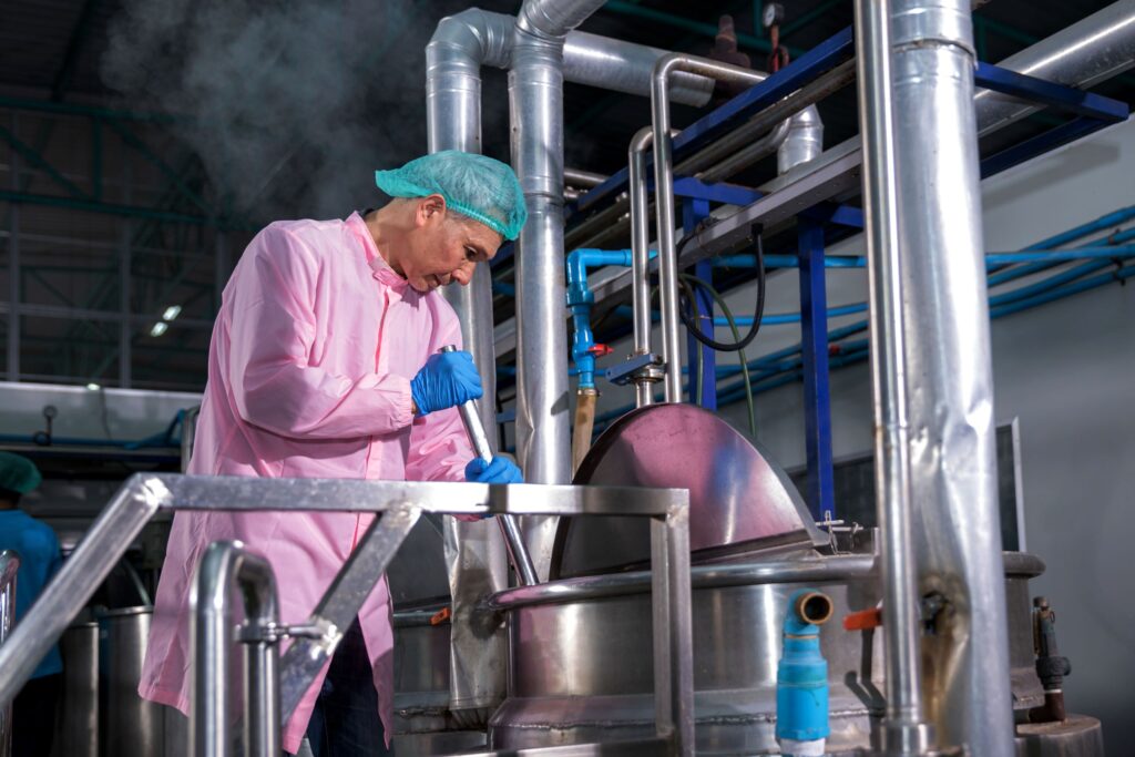 colaborador limpando equipamentos para evitar contaminação cruzada