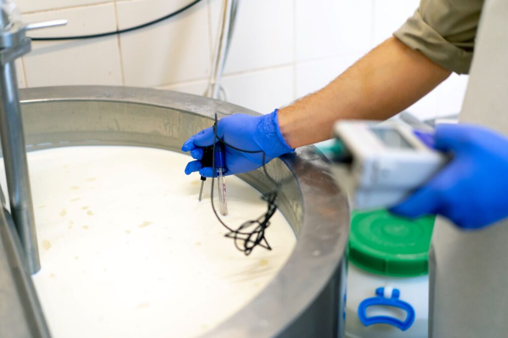trabalhador de luva para evitar contaminação cruzada