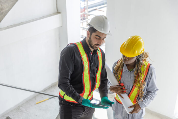 Trabalhadores de EPI capacete e luva