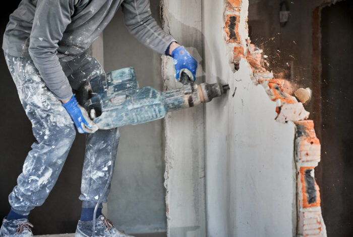 homem com luvas de proteção em construção