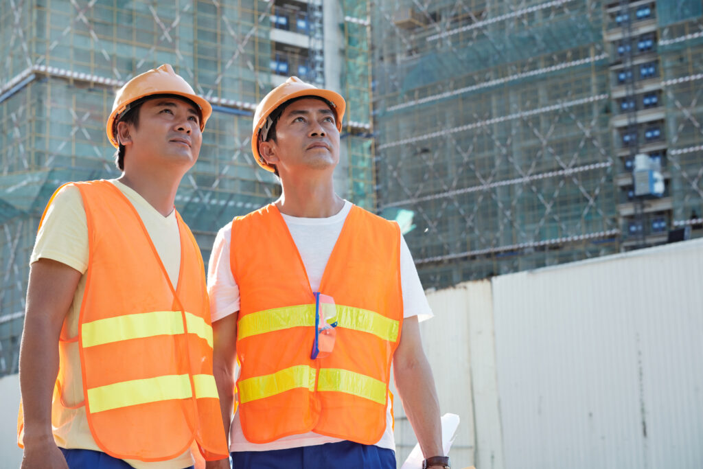 construtores com coletes epi e capacete